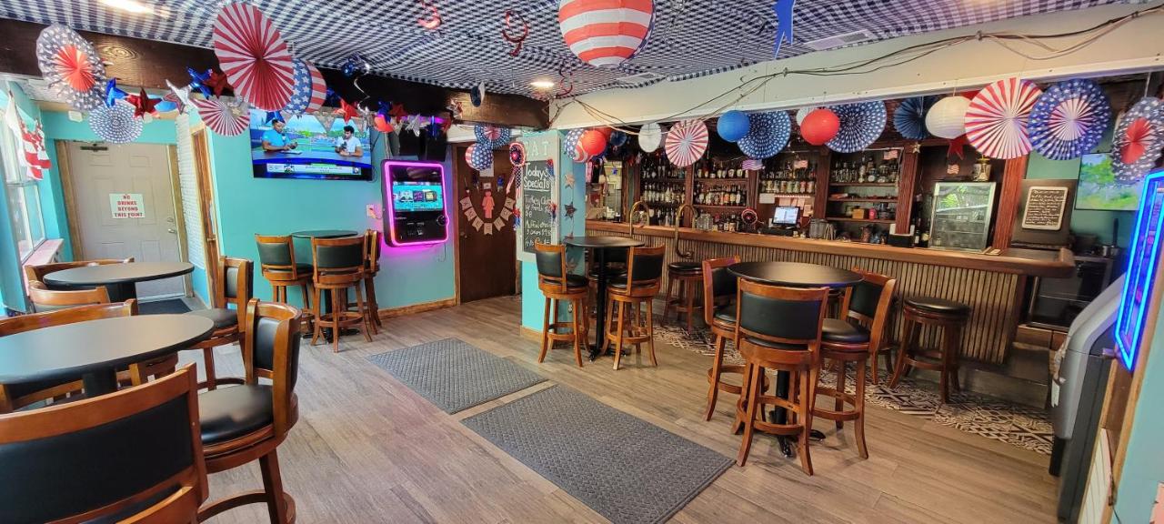 | Upper Deck Hotel and Bar - Adults Only