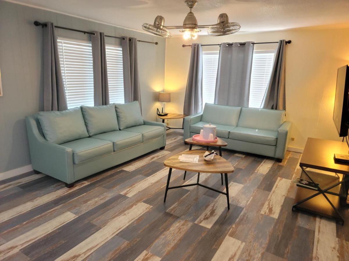 | Upper Deck Hotel and Bar - Adults Only