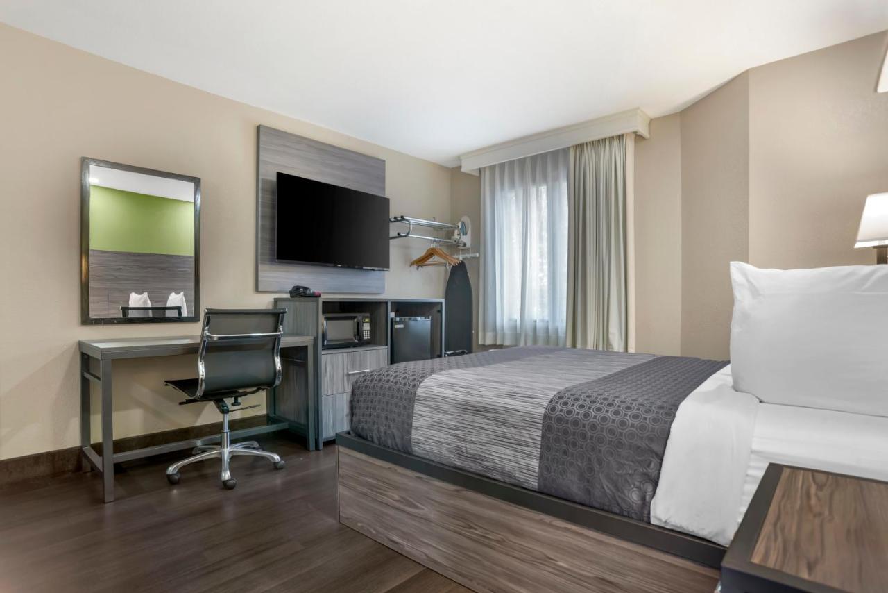 Executive Queen Room with Two Queen Beds - Non-Smoking at Rodeway Inn Tuscaloosa near University