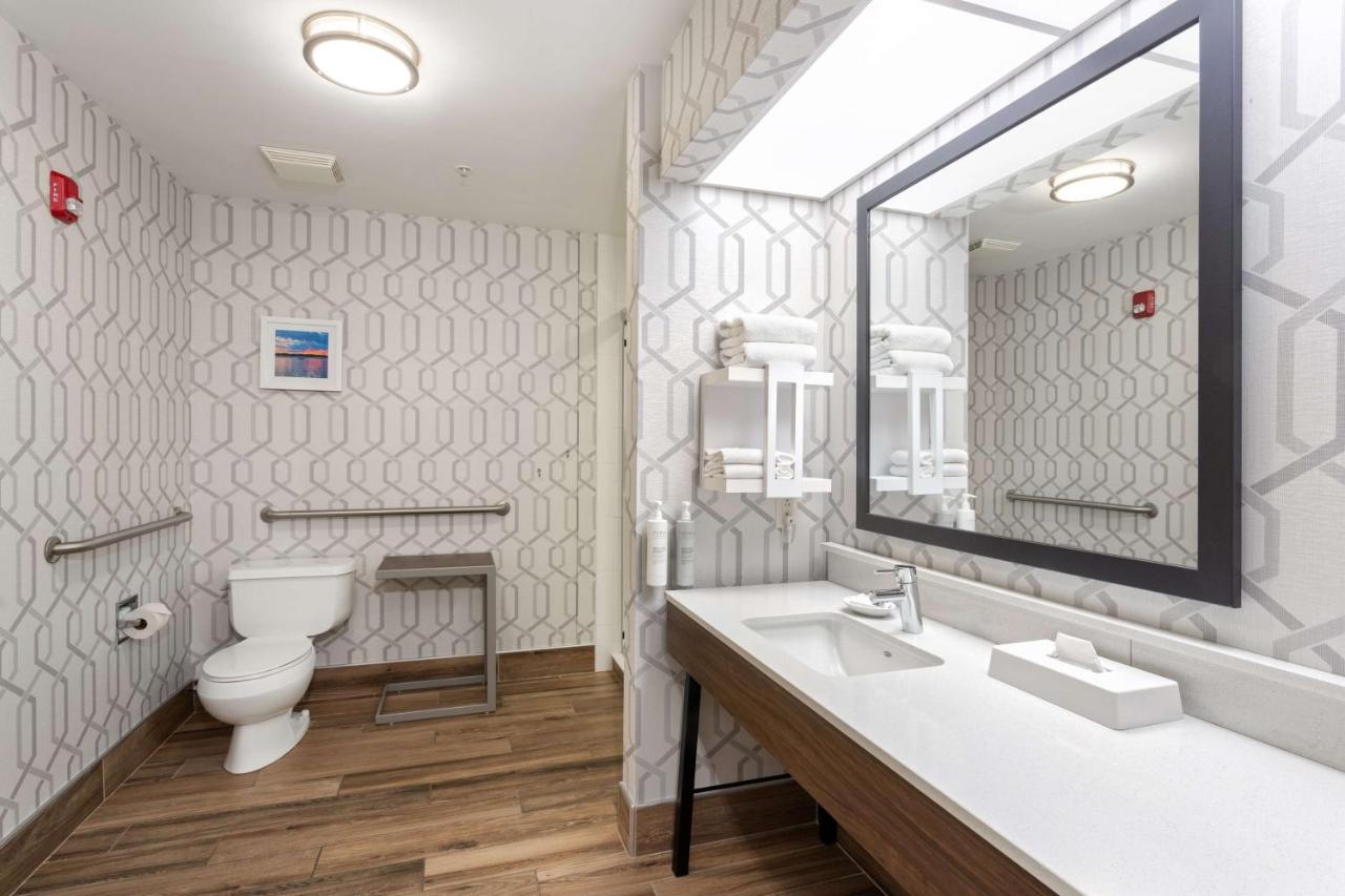 King Accessible with Tub Non-Smoking at Hampton Inn Buffalo South/I-90
