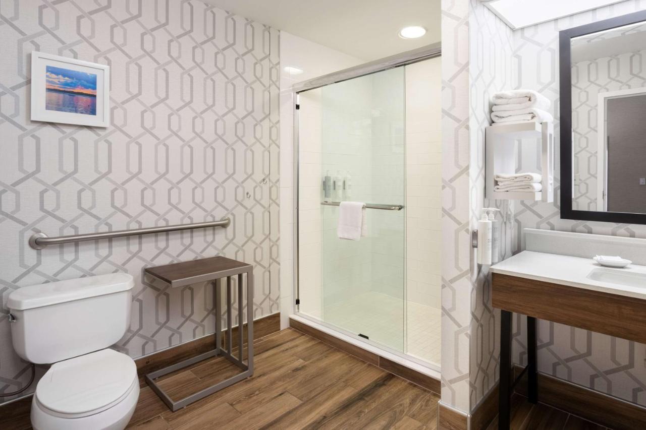 King Accessible with Tub Non-Smoking at Hampton Inn Buffalo South/I-90