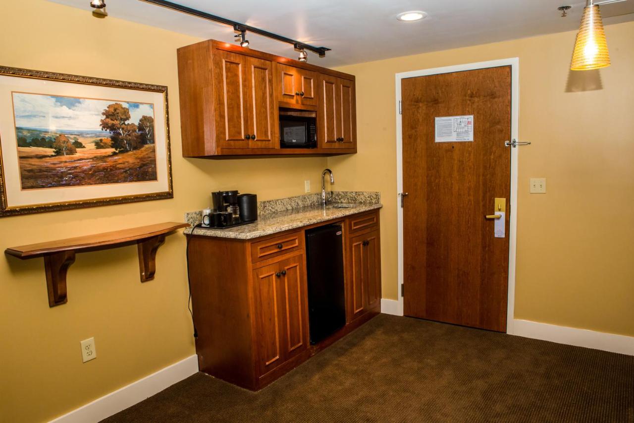 King Suite with Sofa Bed - Non Smoking at Jackson Park Inn, Ascend Hotel Collection
