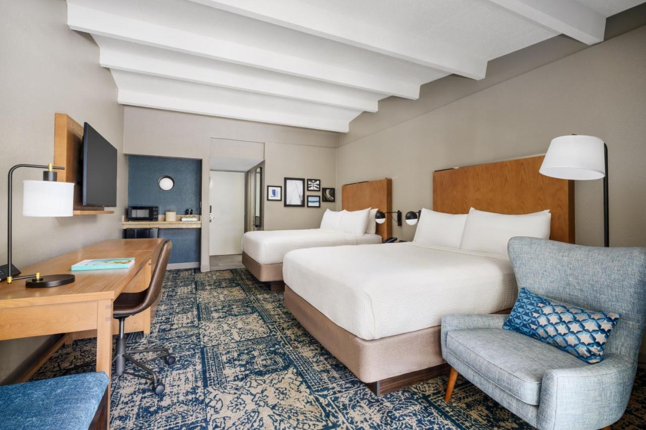 Guest room, 2 Queen, Courtyard view, Low floor at Four Points by Sheraton Destin-Fort Walton Beach