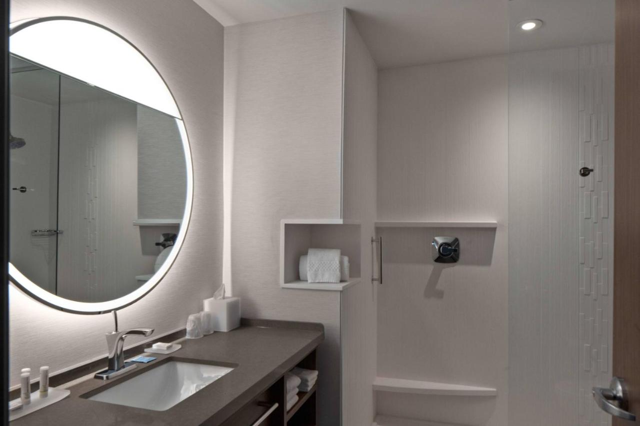 King Guest Room with City View at Courtyard by Marriott Jefferson City