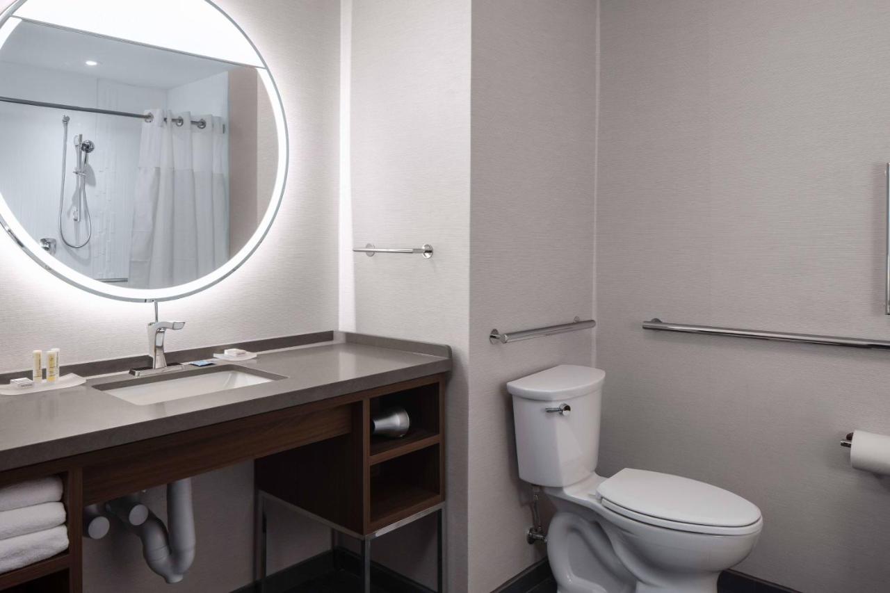 King Guest Room with City View at Courtyard by Marriott Jefferson City