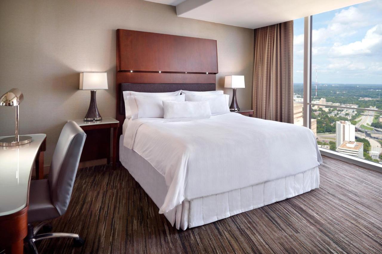 Executive Suite, 1 Bedroom Junior Suite, 1 King, Mid floor at The Westin Peachtree Plaza, Atlanta