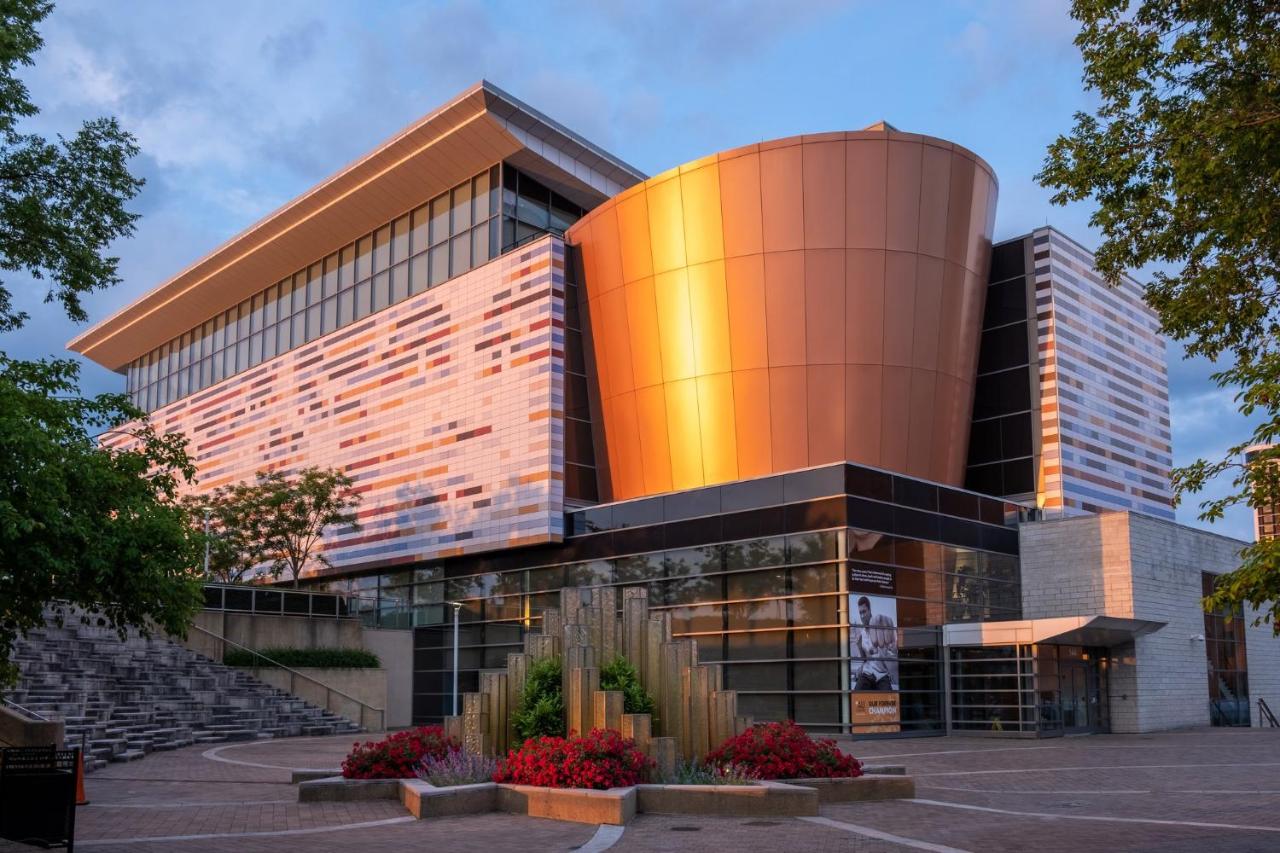 | Crowne Plaza Louisville Airport Expo Center, an IHG Hotel