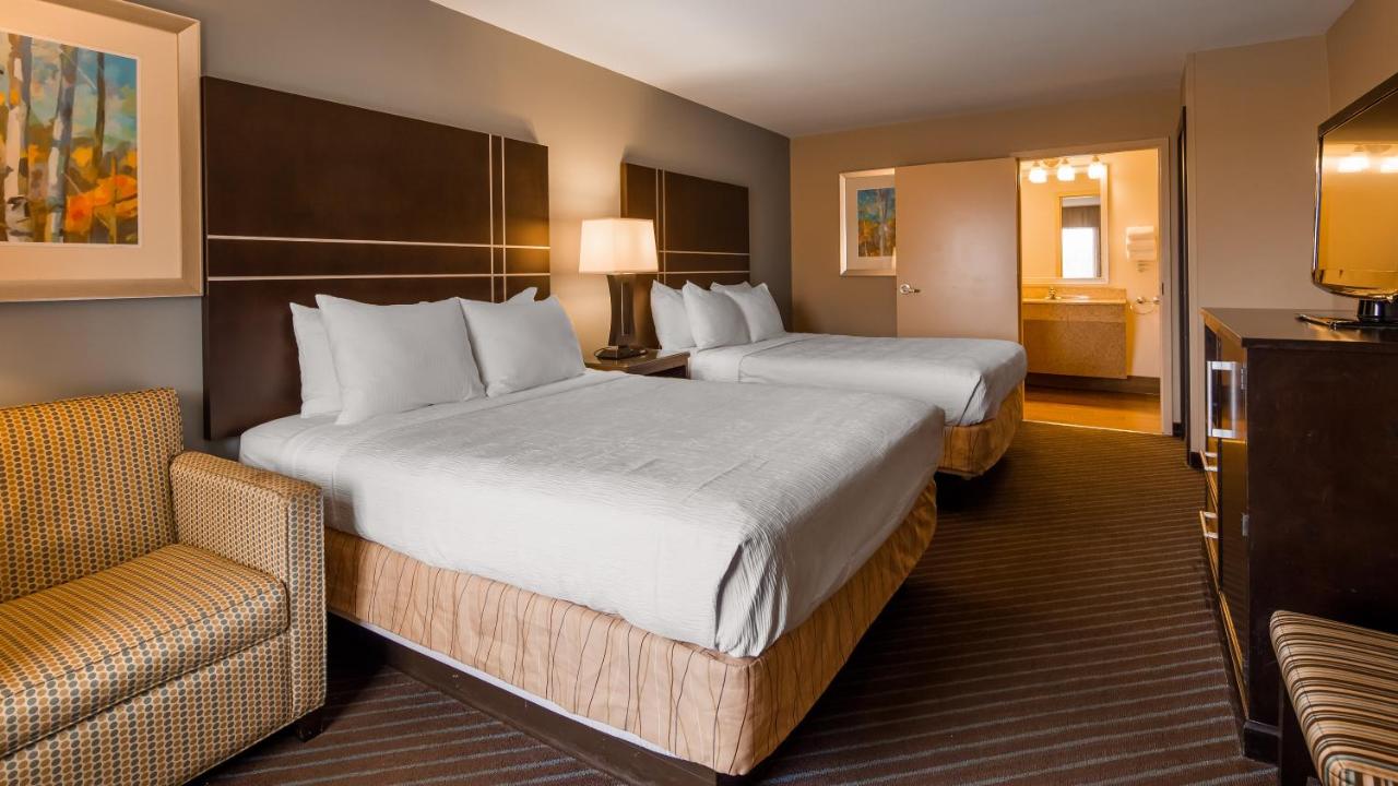 Queen Room with Two Queen Beds and Roll-In Shower- Mobility Access/Non-Smoking at Best Western Newport Inn