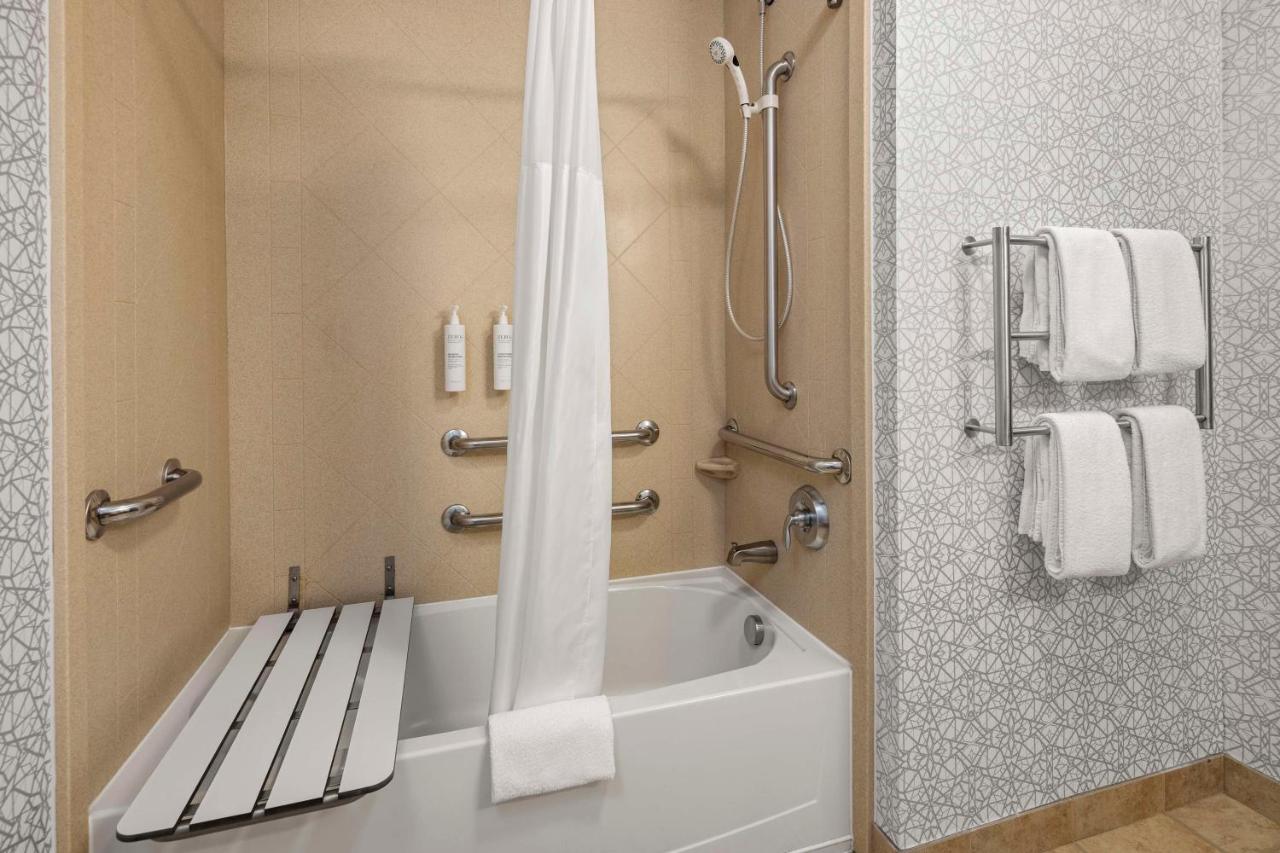 Queen Room with Two Queen Beds - Disability Access with Bath Tub - Non-Smoking at Hampton Inn Fairmont