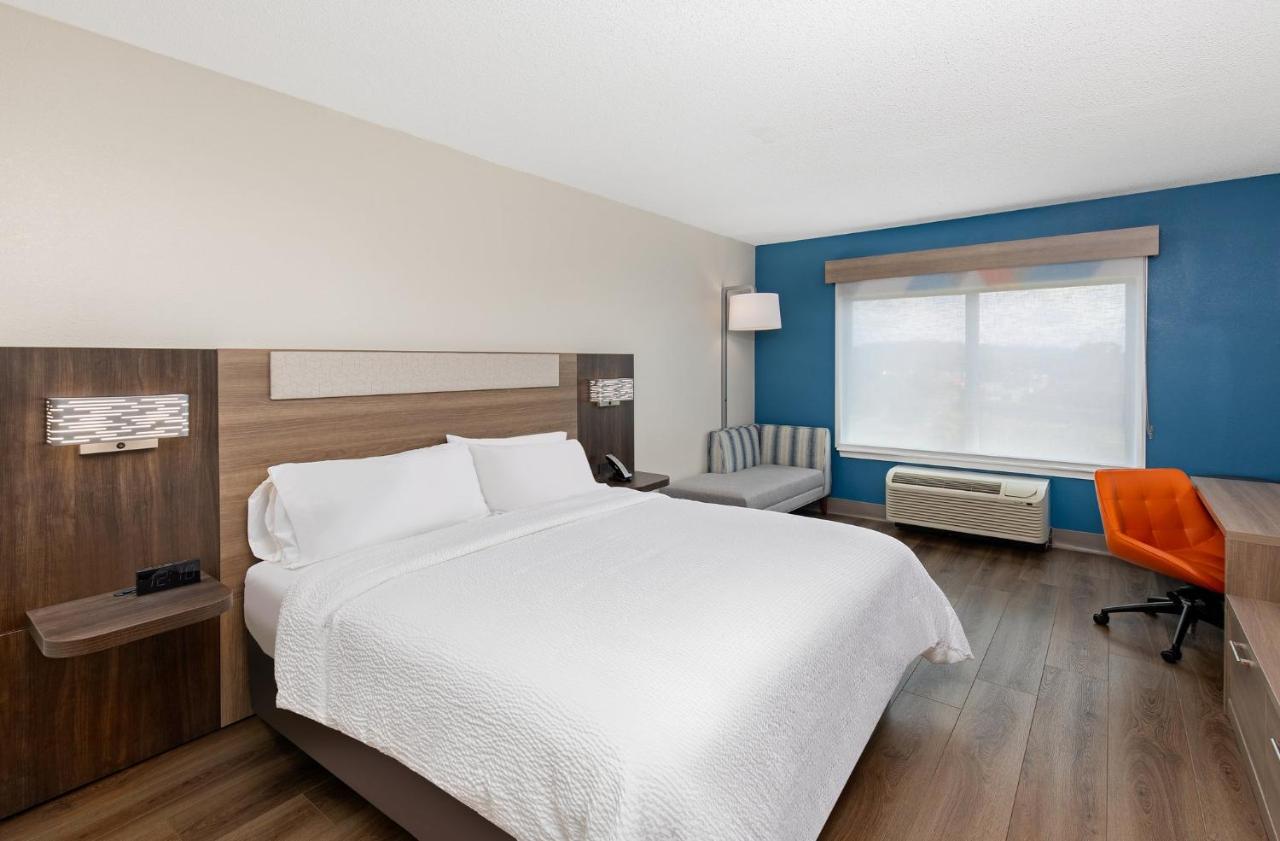 | Holiday Inn Express Hotel Ooltewah Springs-Chattanooga, an IHG Hotel