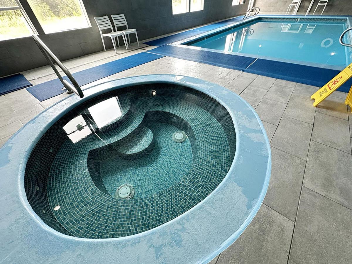 | MorningGlory Hotel, Resort & Suites