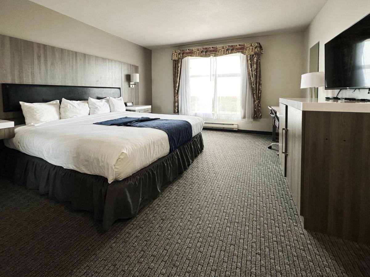 Deluxe Suite with Ocean View at MorningGlory Hotel, Resort & Suites