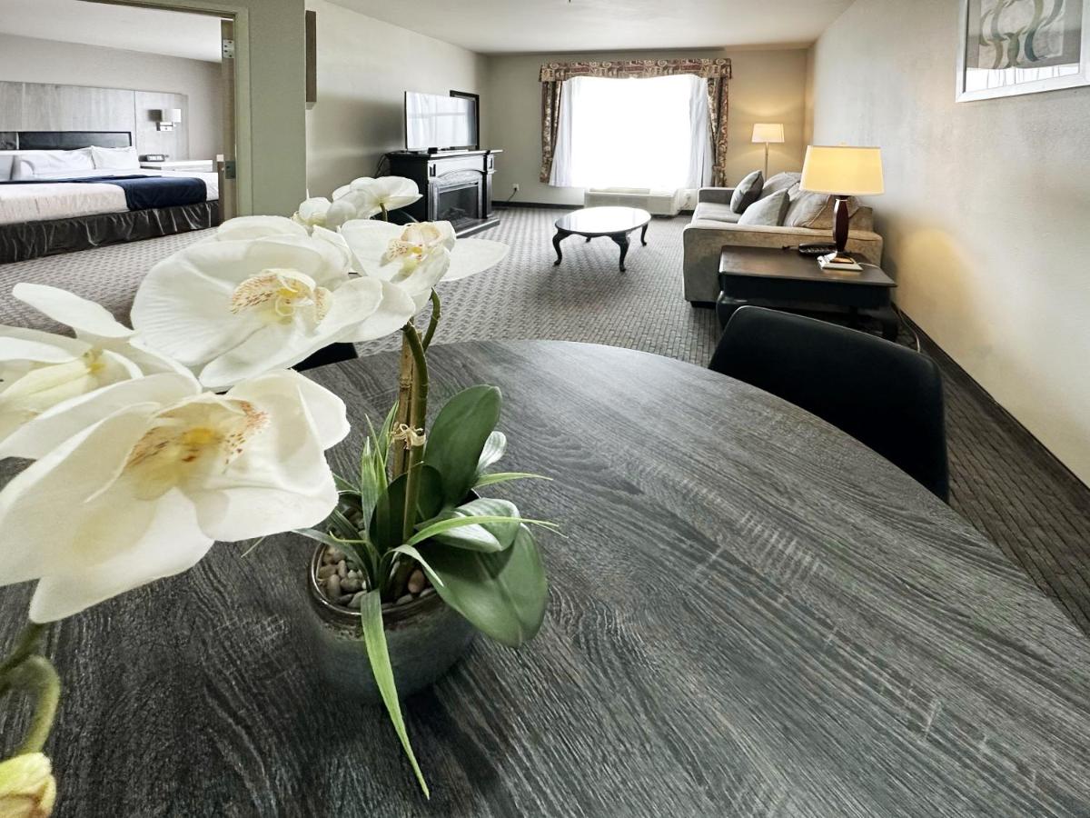 | MorningGlory Hotel, Resort & Suites