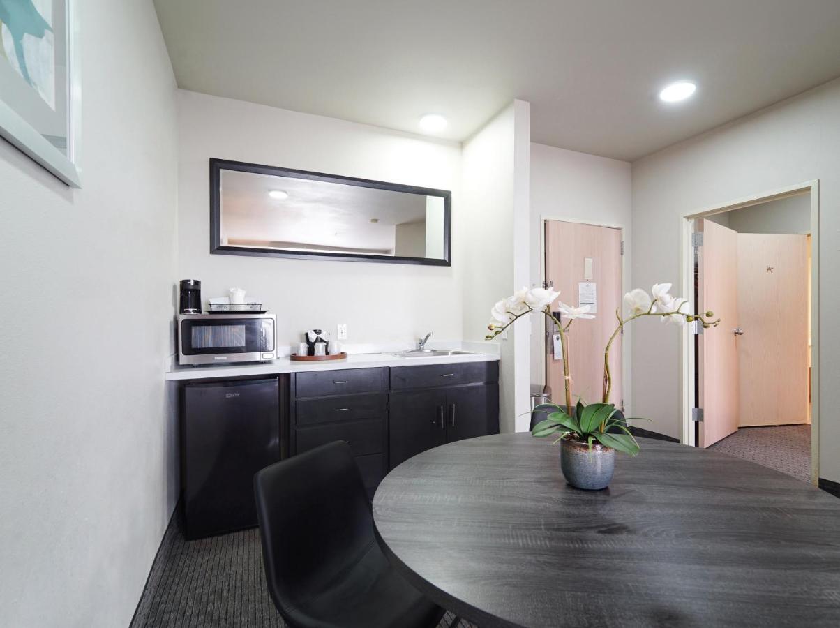 Deluxe Suite with Ocean View at MorningGlory Hotel, Resort & Suites
