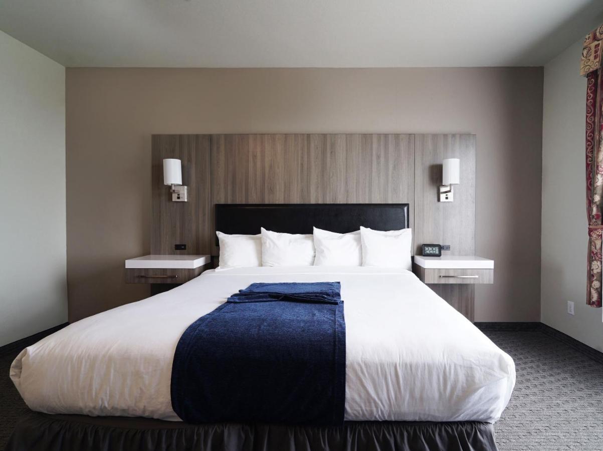 Deluxe Suite with Ocean View at MorningGlory Hotel, Resort & Suites