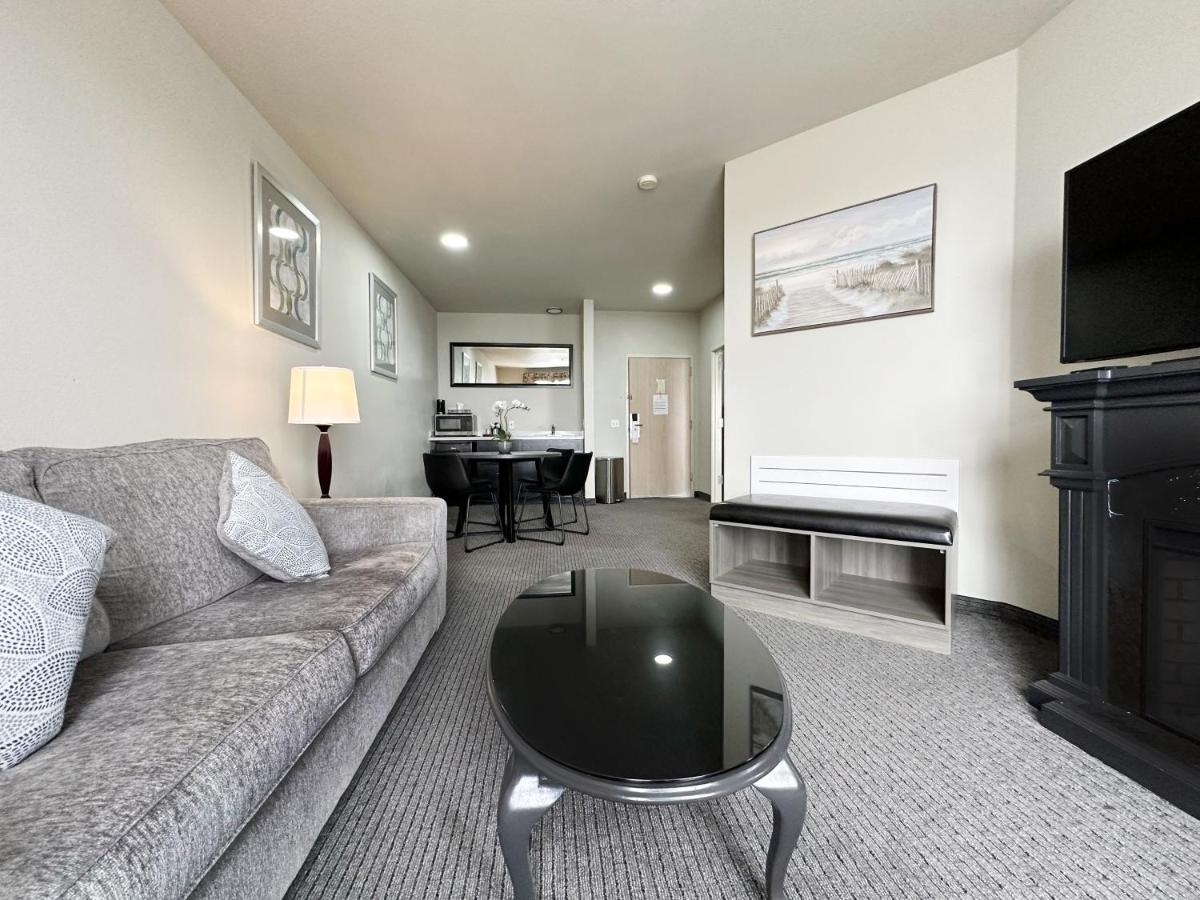 Deluxe Suite with Ocean View at MorningGlory Hotel, Resort & Suites
