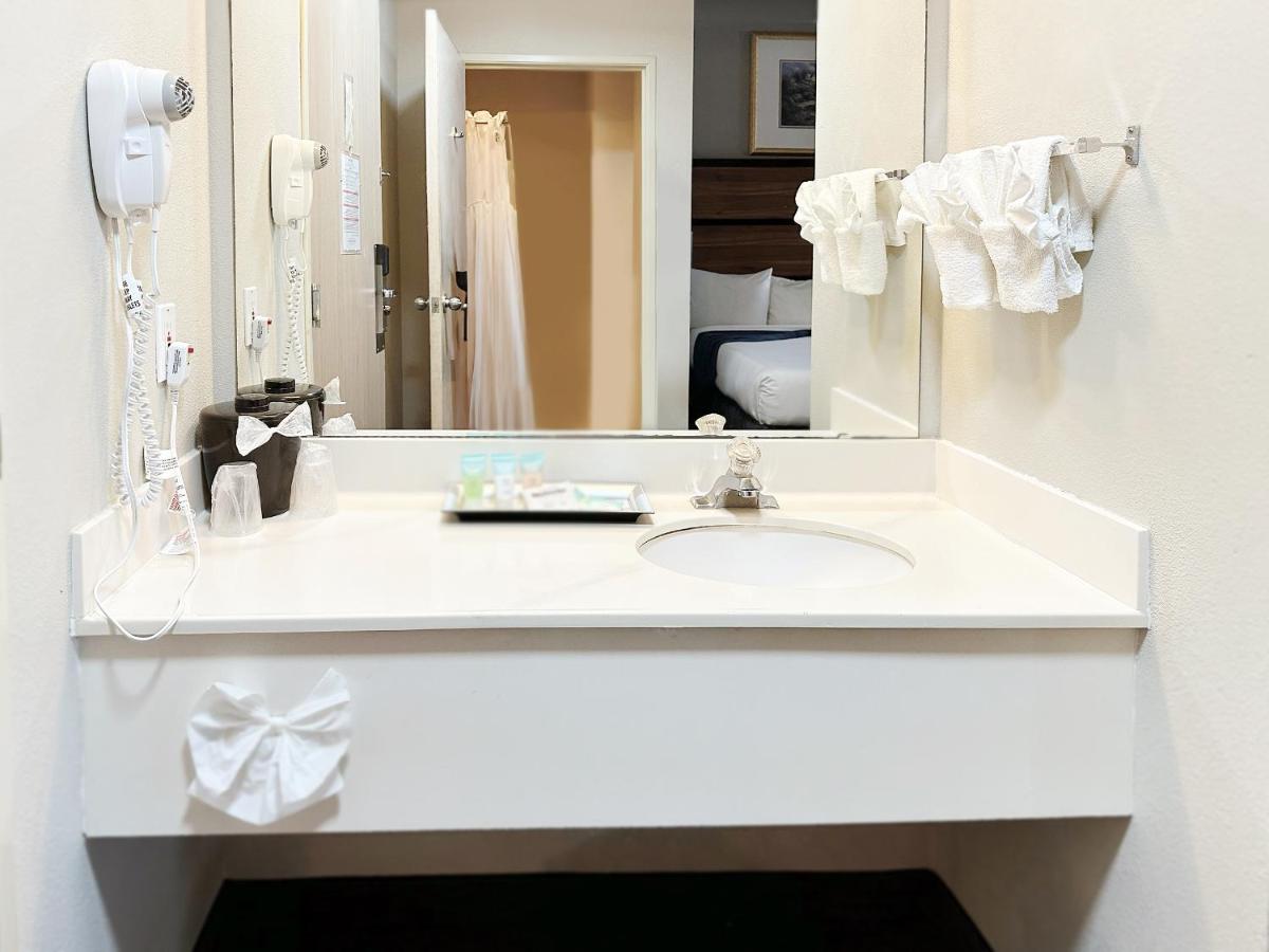 MorningGlory Hotel, Resort & Suites