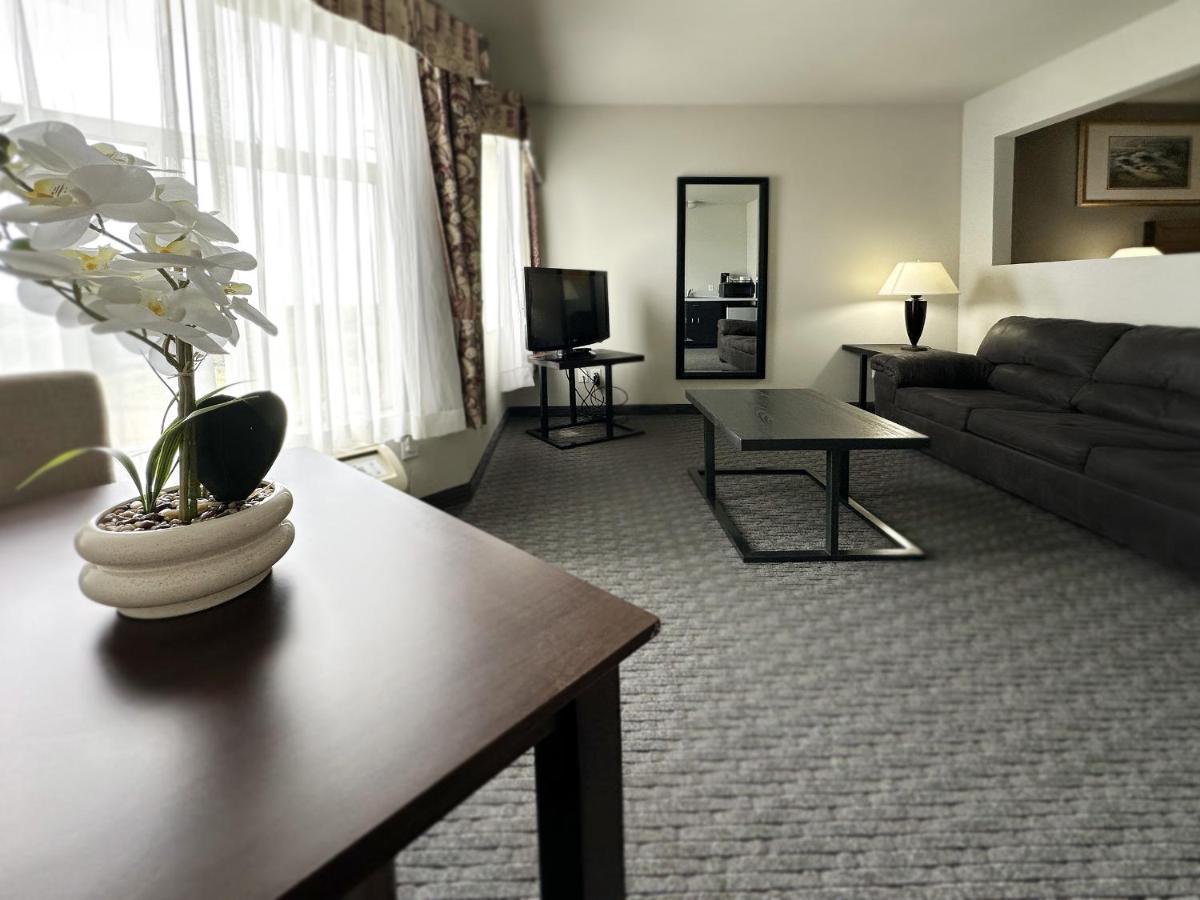 King Suite with Ocean View at MorningGlory Hotel, Resort & Suites