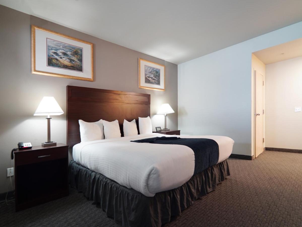 King Suite with Ocean View at MorningGlory Hotel, Resort & Suites