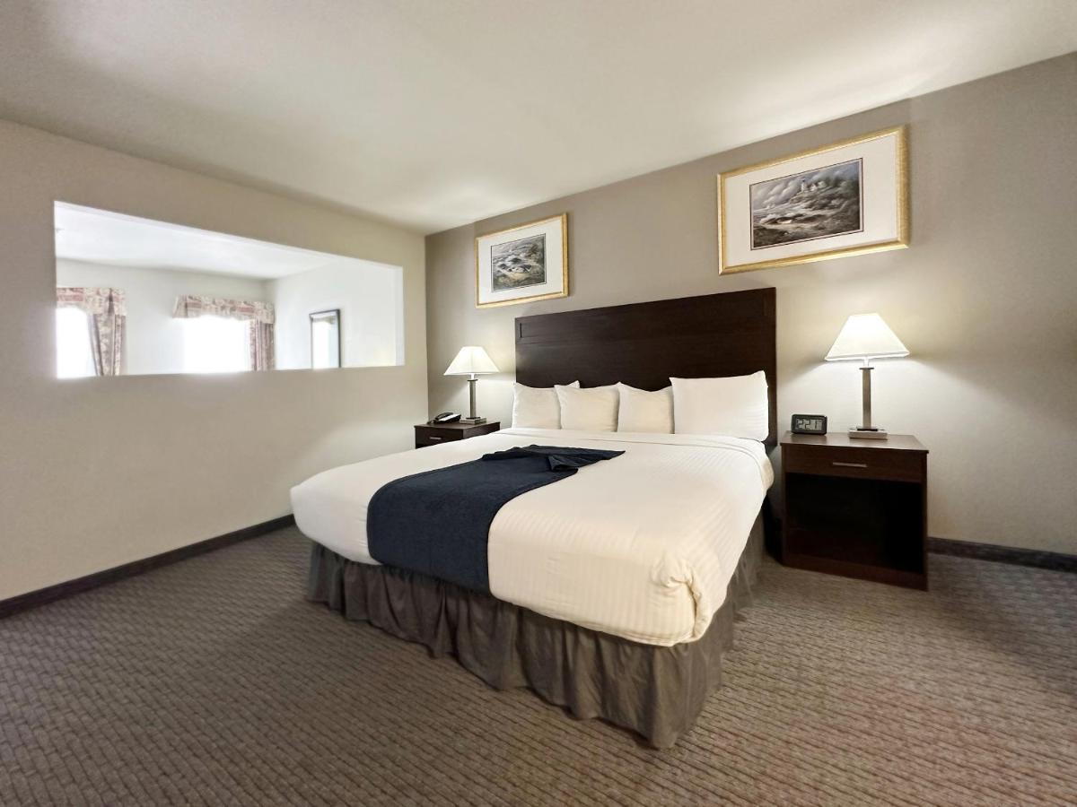MorningGlory Hotel, Resort & Suites