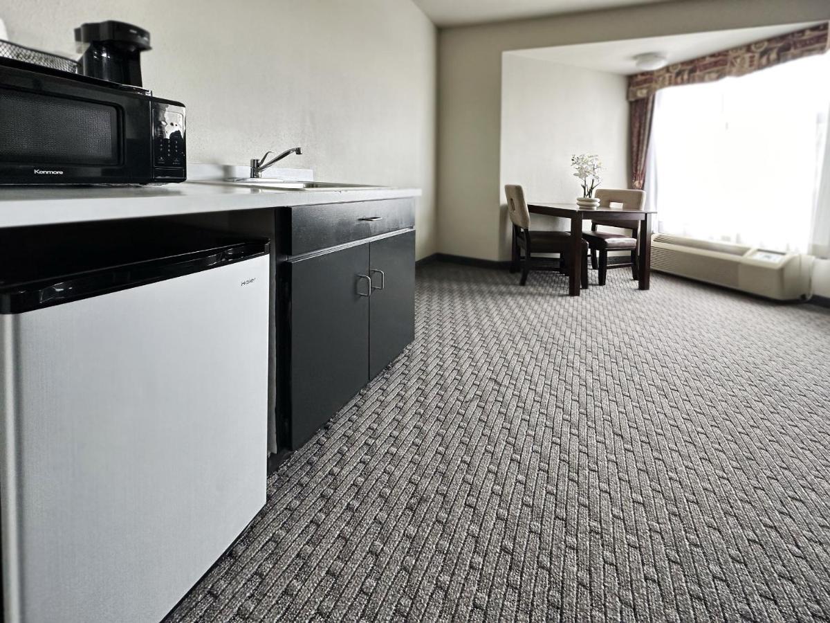 King Suite with Ocean View at MorningGlory Hotel, Resort & Suites