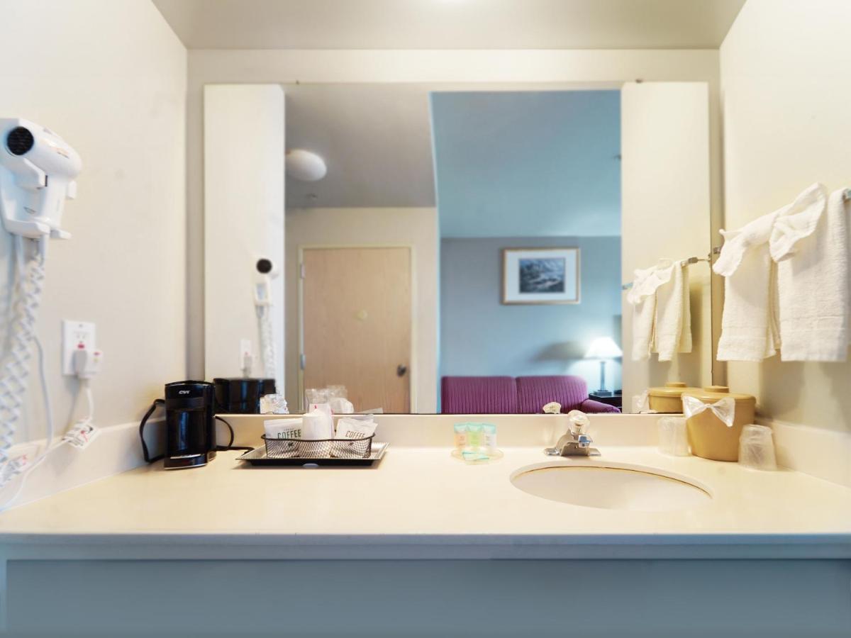 Standard King Room with Partial Ocean View at MorningGlory Hotel, Resort & Suites