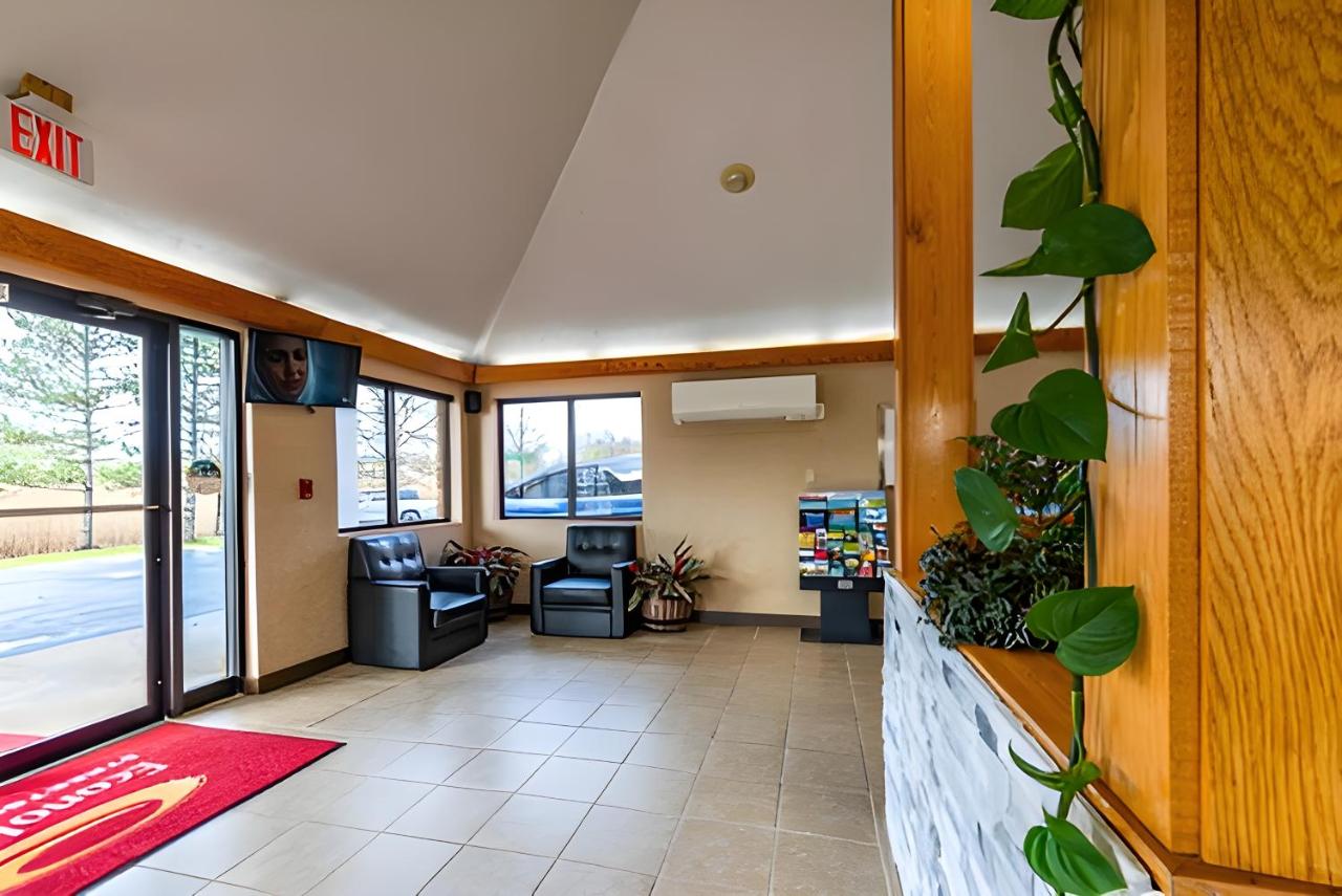  | Econo Lodge Streetsboro