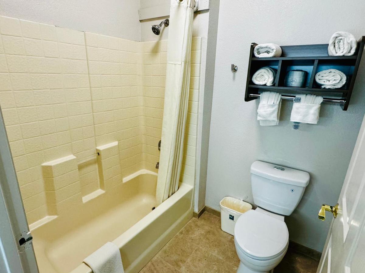 King Room at Quality Inn near SeaWorld - Lackland