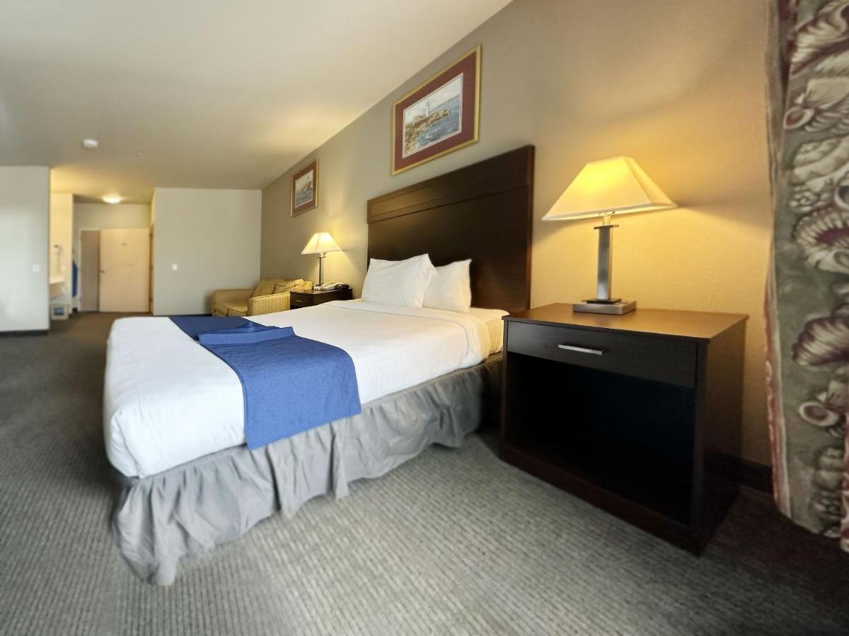 Standard Queen Room at MorningGlory Hotel, Resort & Suites