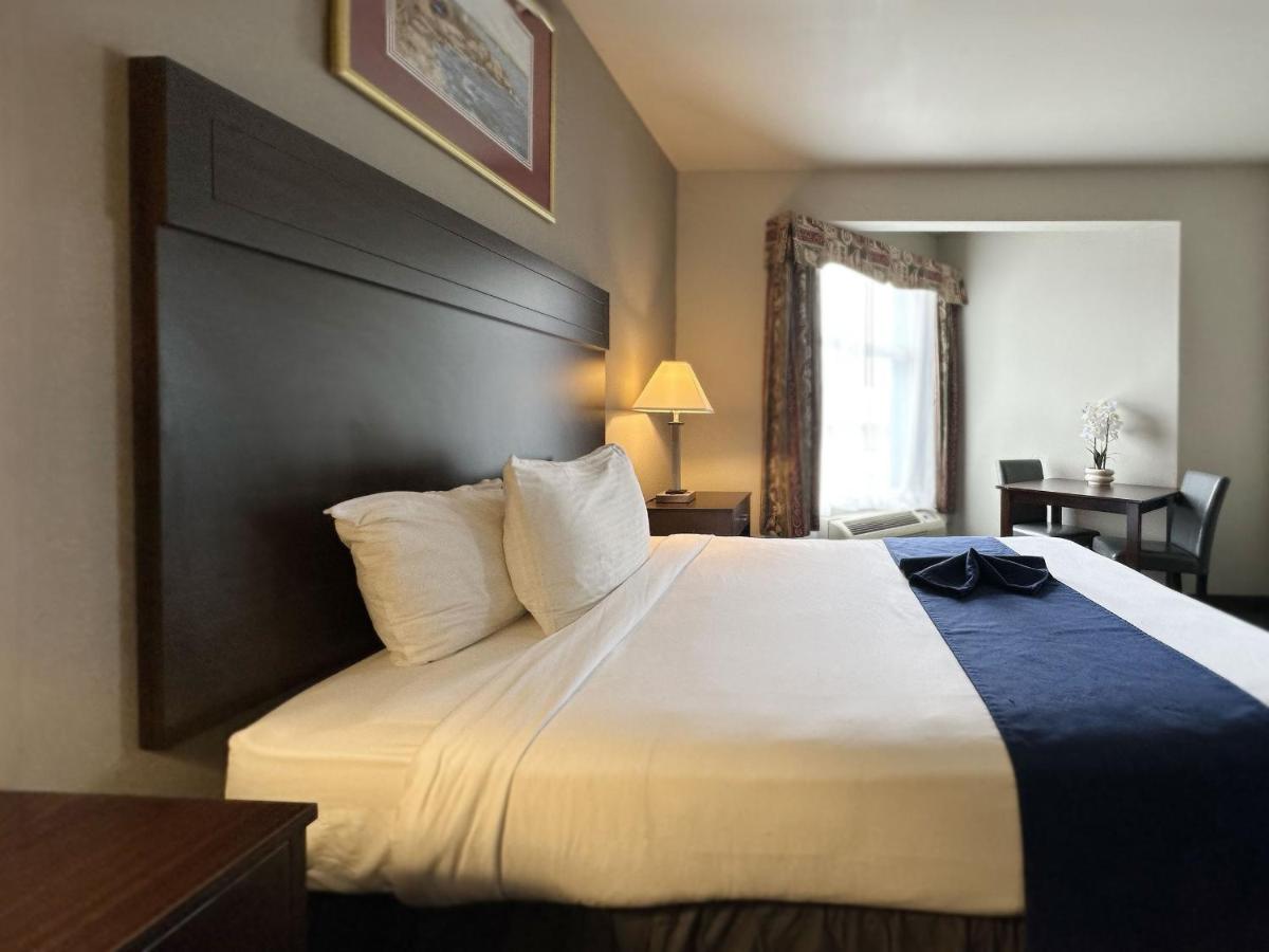Standard Queen Room at MorningGlory Hotel, Resort & Suites