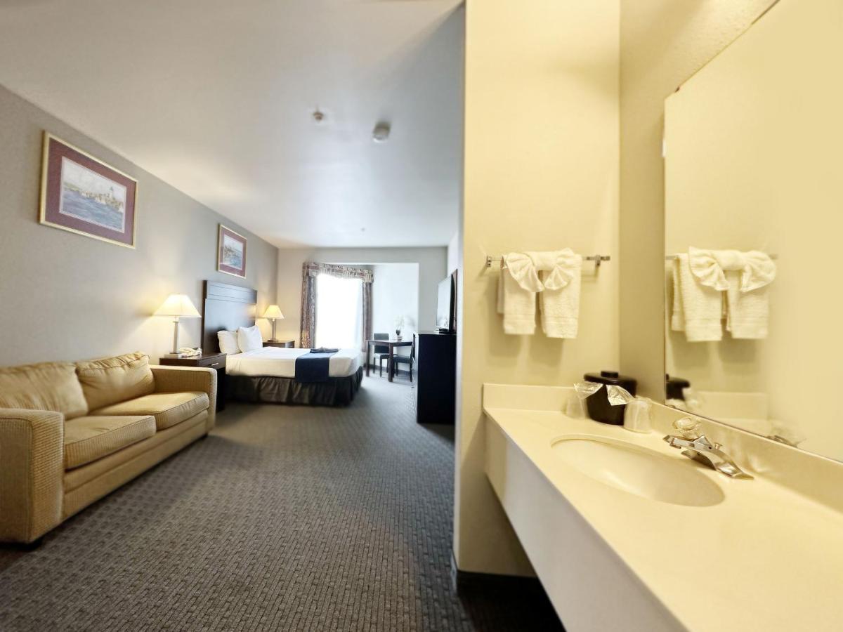 Standard Queen Room at MorningGlory Hotel, Resort & Suites