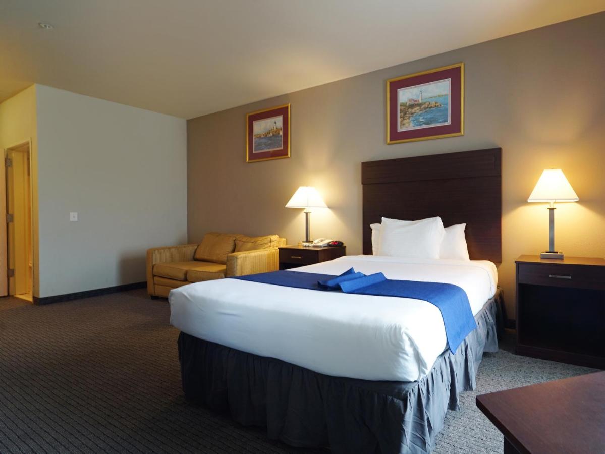 Standard Queen Room at MorningGlory Hotel, Resort & Suites