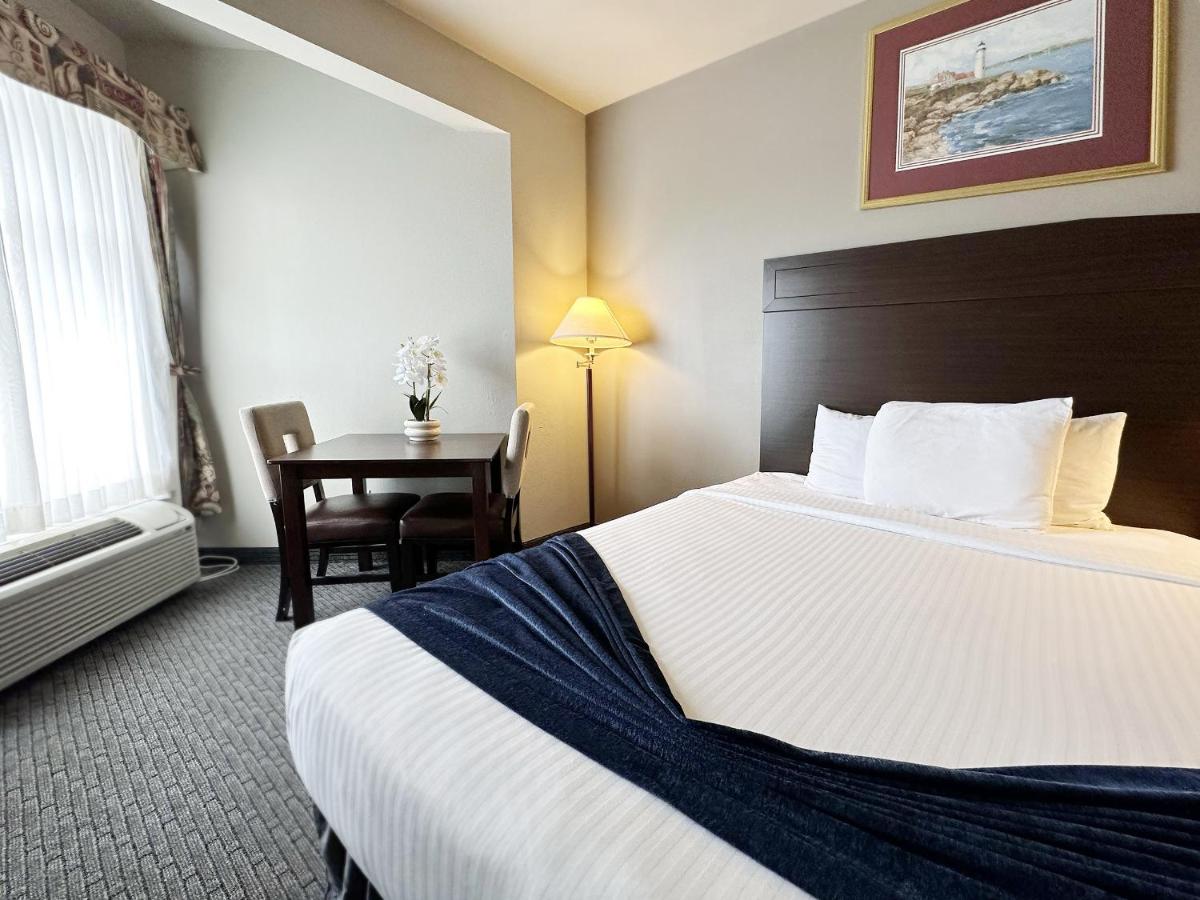 | MorningGlory Hotel, Resort & Suites