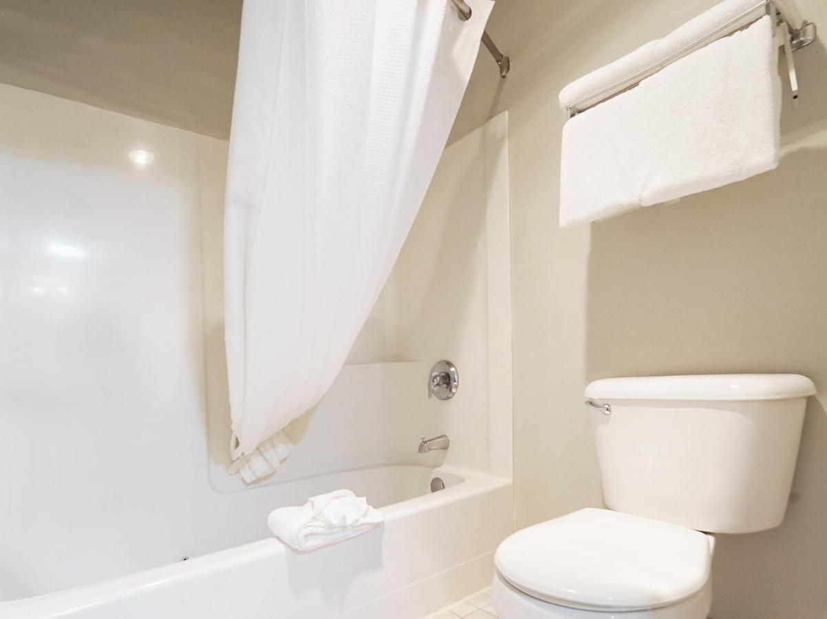 Standard Queen Room at MorningGlory Hotel, Resort & Suites