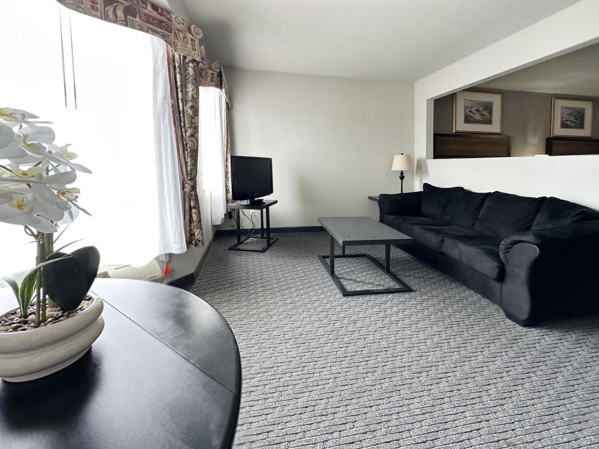 MorningGlory Hotel, Resort & Suites