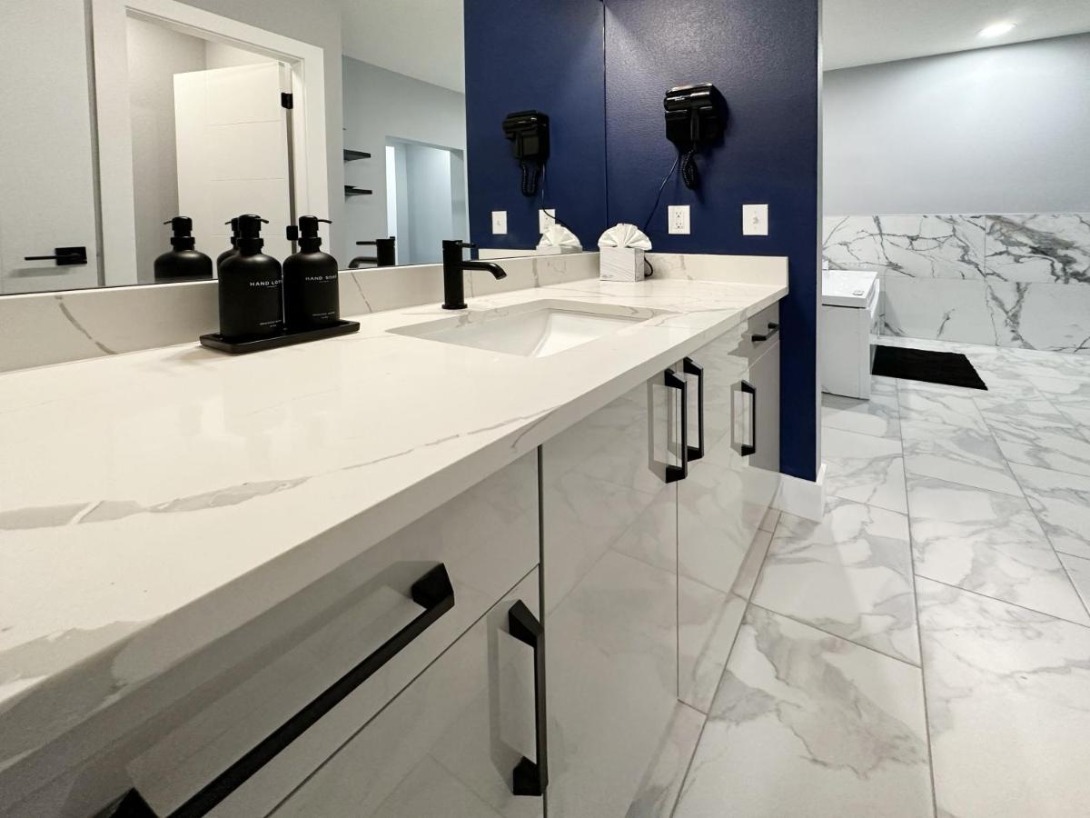 | MorningGlory Hotel, Resort & Suites