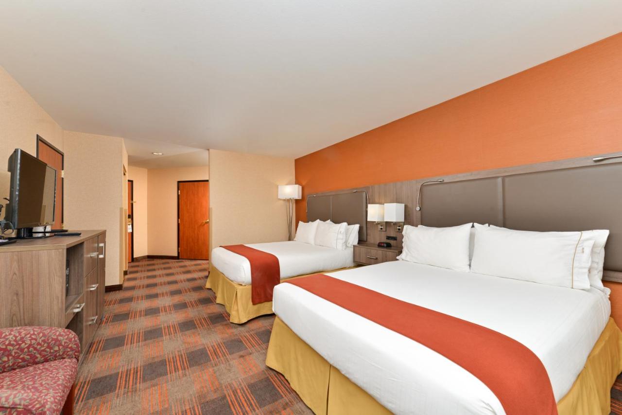 Queen Room with Balcony at Holiday Inn Express & Suites Elk Grove Central - Hwy 99 by IHG