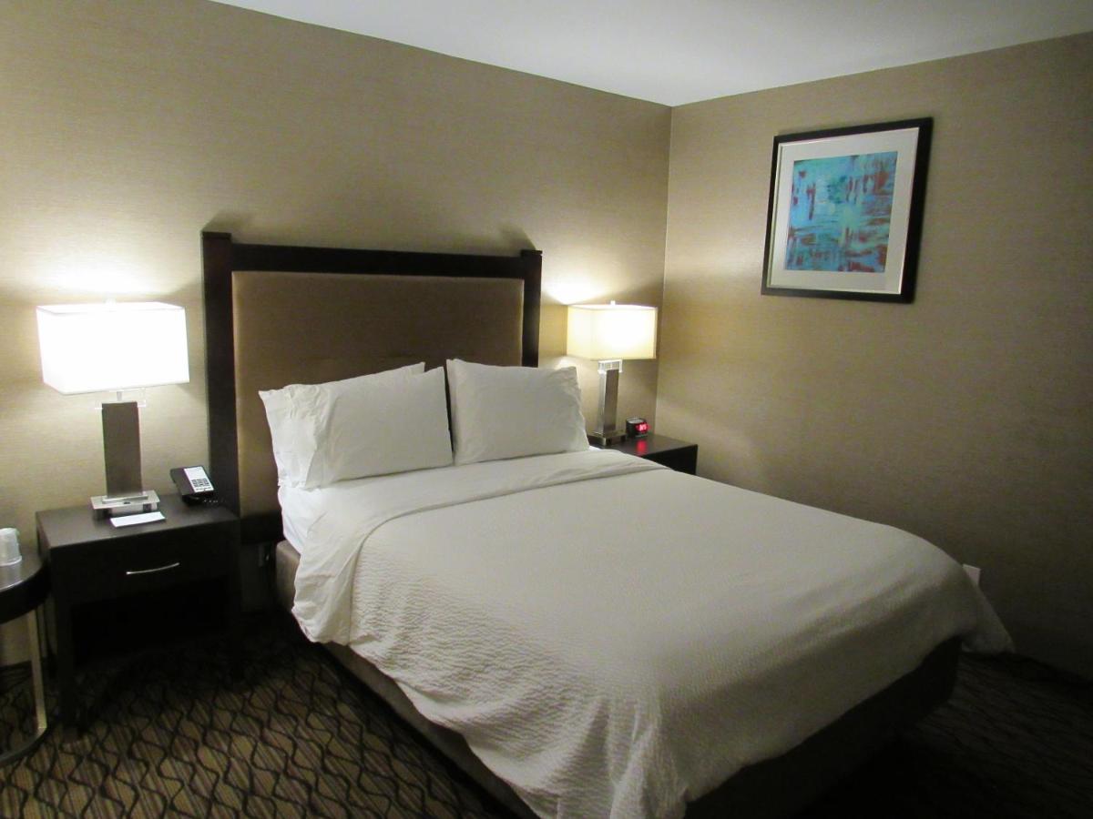 | Holiday Inn Express Hotel and Suites Pasadena-Colorado Blvd, an IHG Hotel