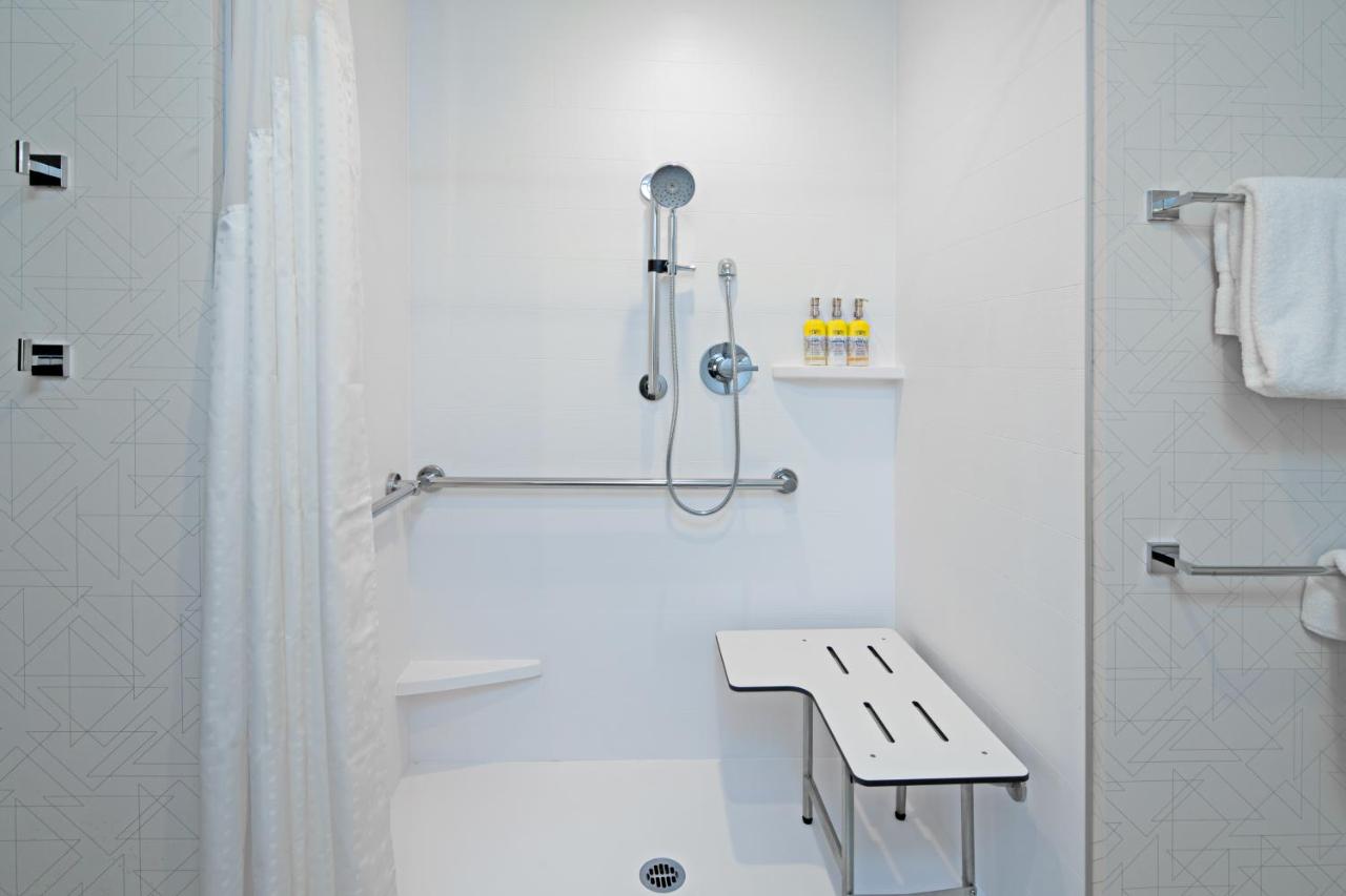 | Holiday Inn Express & Suites - Palm Desert - Millennium, an IHG Hotel