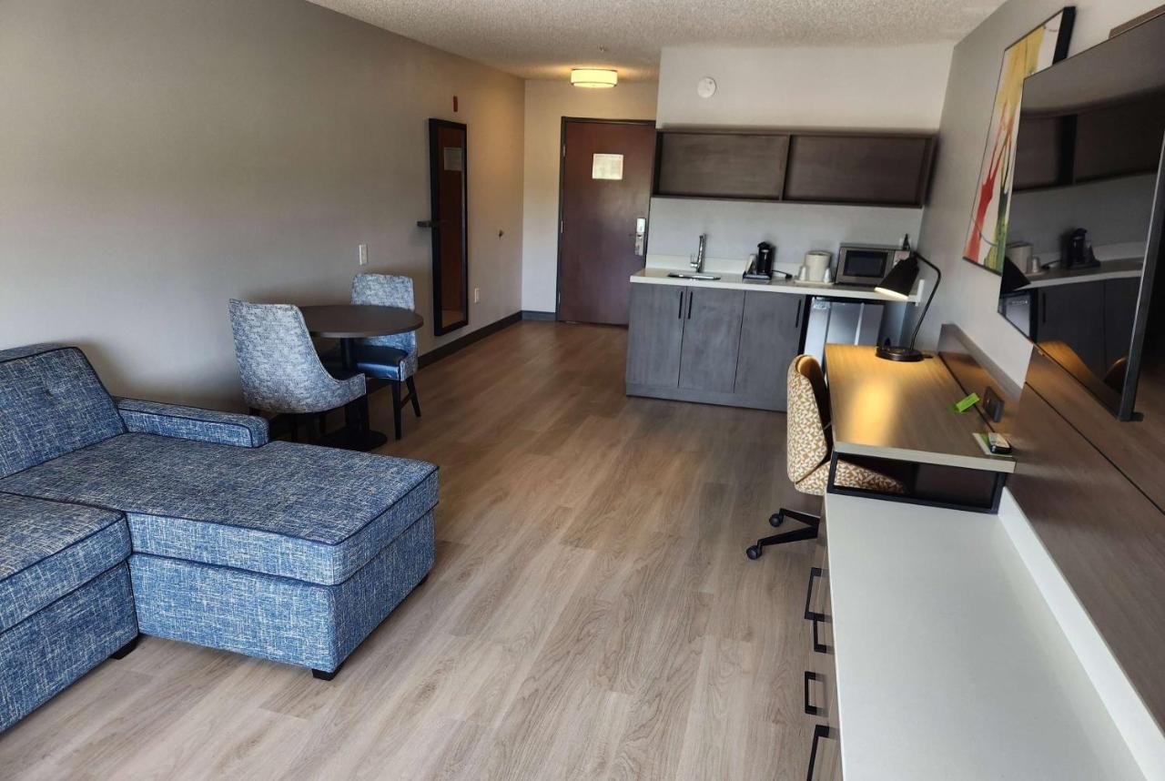 One Bedroom King Suite - Non-Smoking at La Quinta Inn & Suites by Wyndham Warner Robins - Robins AFB