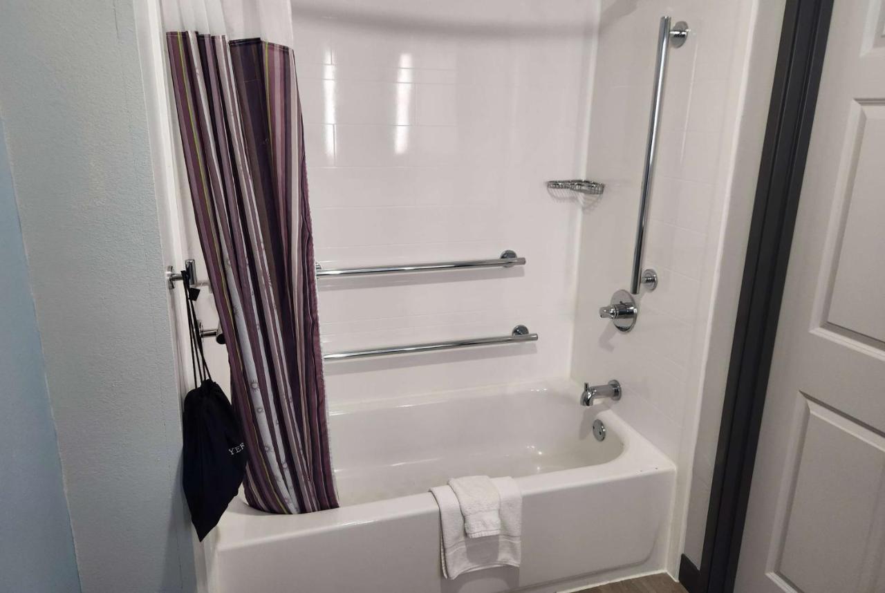 Executive King Room - Disability Access at La Quinta Inn & Suites by Wyndham Warner Robins - Robins AFB