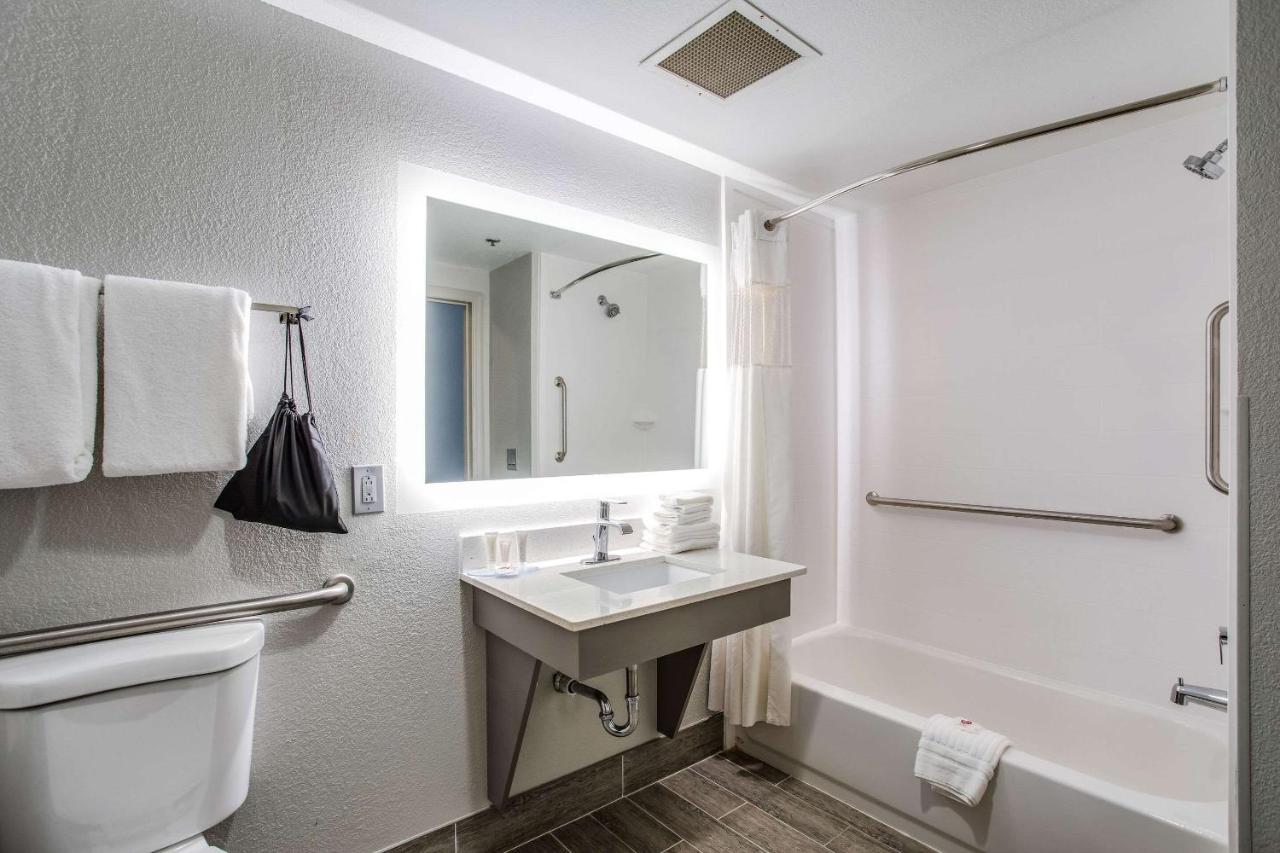 King Room with Roll-in Shower - Non-Smoking at Clarion Pointe Franklin - Nashville Area