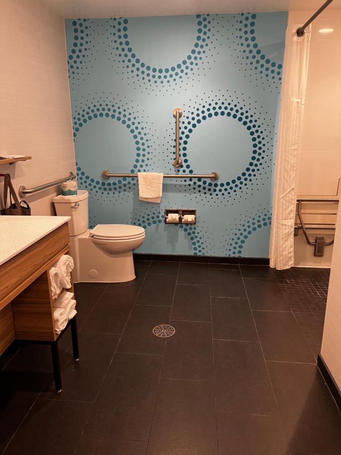 Queen Room with Roll In Shower - Mobility Access/Non-Smoking at Tru by Hilton Lancaster East
