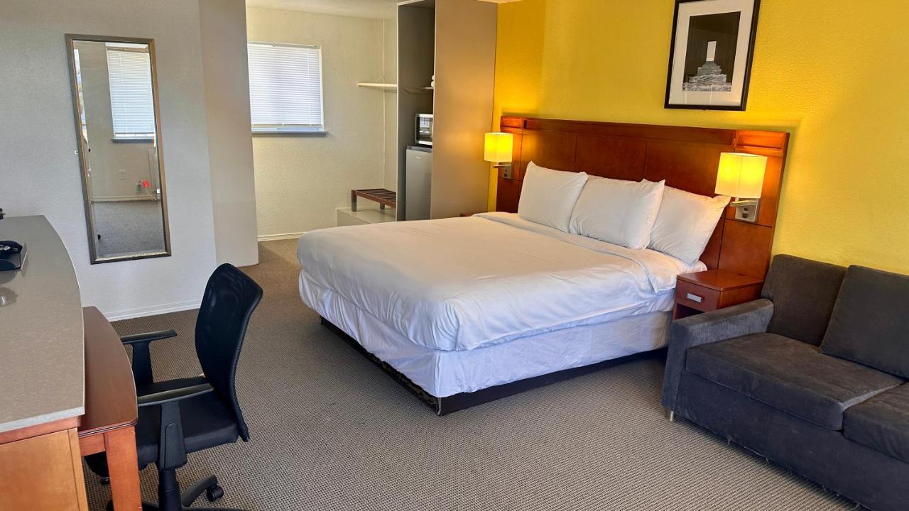 | Lakeshore Inn Water Front