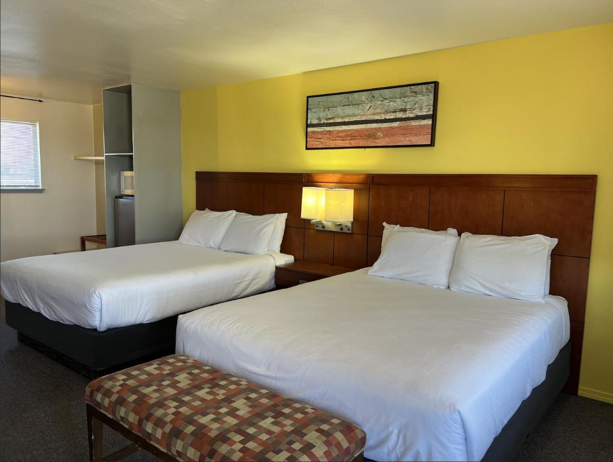 | Lakeshore Inn Water Front