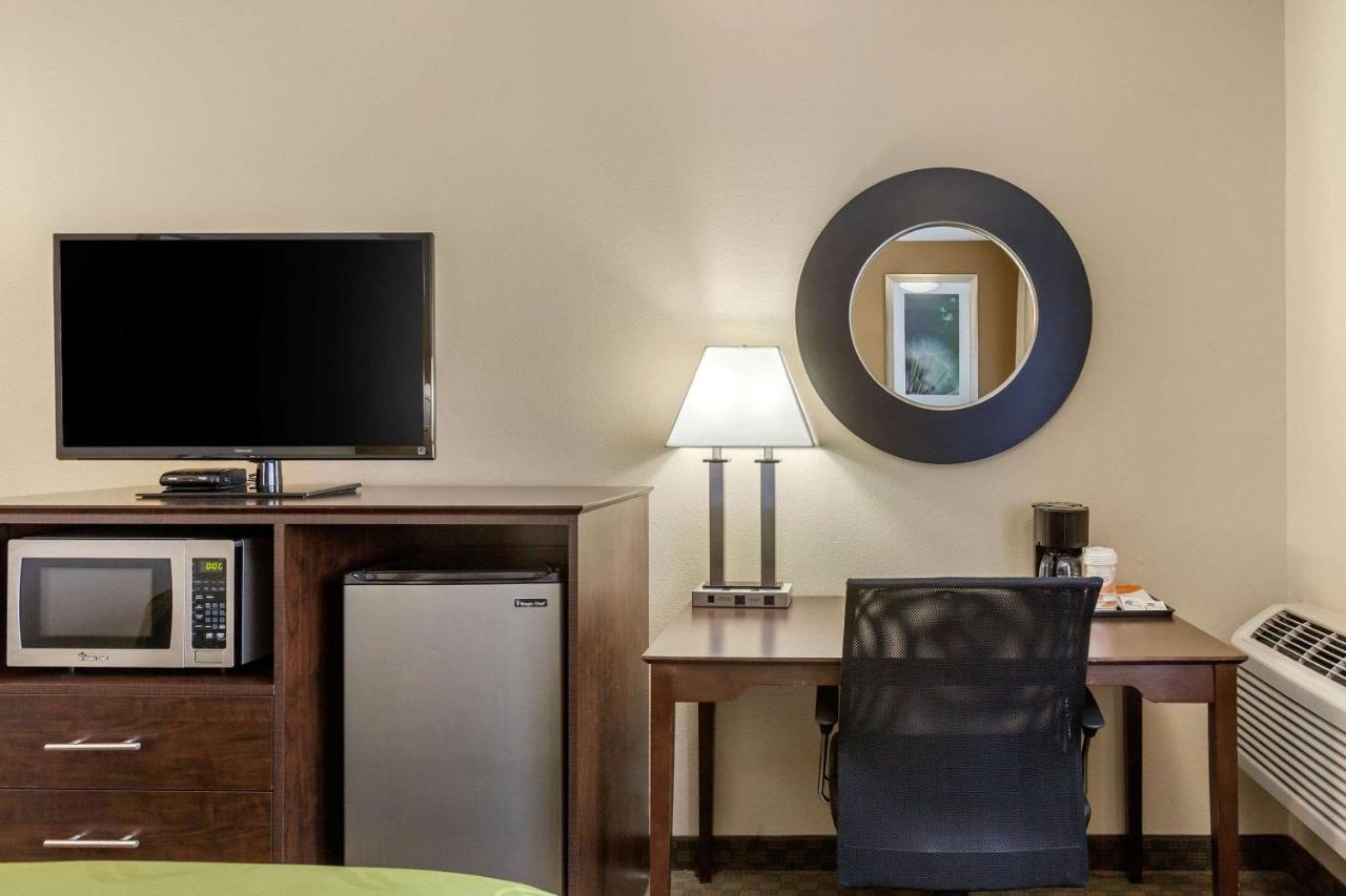 King Room - Non-Smoking at Quality Inn Ontario