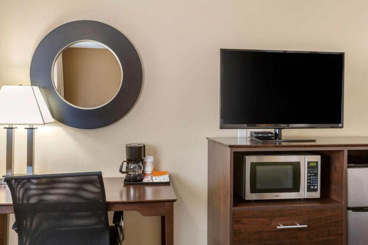 Queen Room - Non-Smoking at Quality Inn Ontario