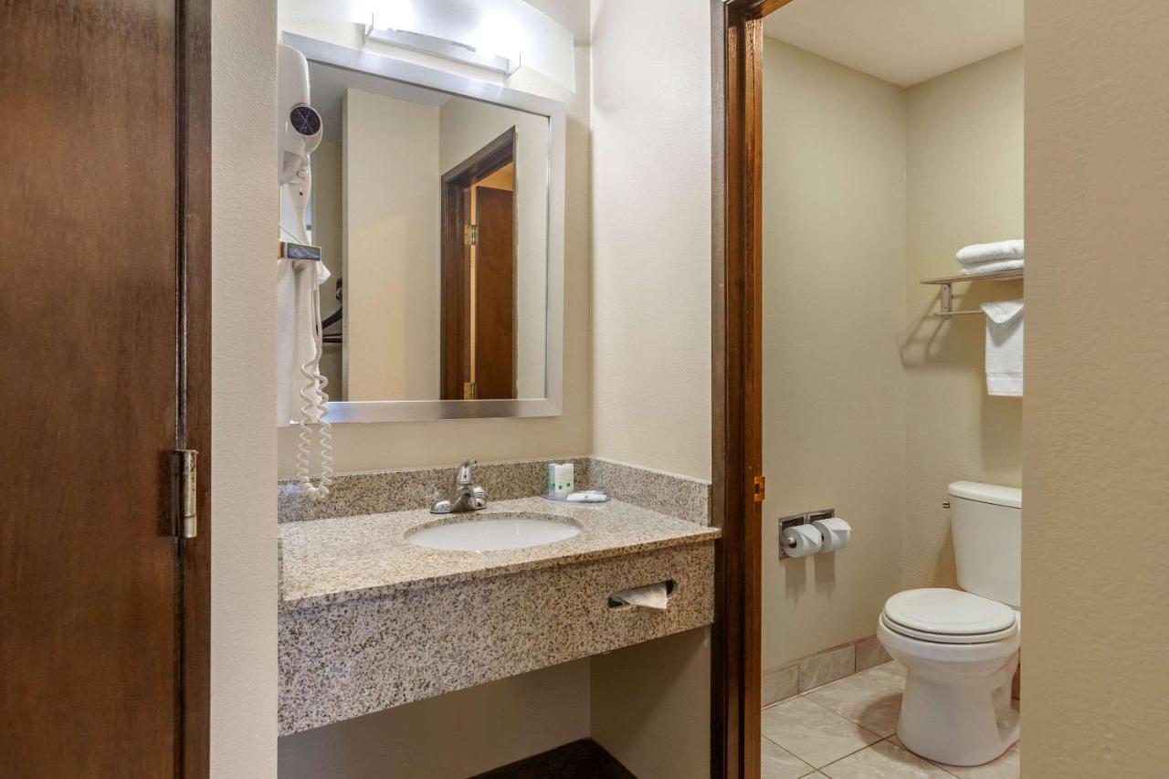 Queen Room - Non-Smoking at Quality Inn Ontario