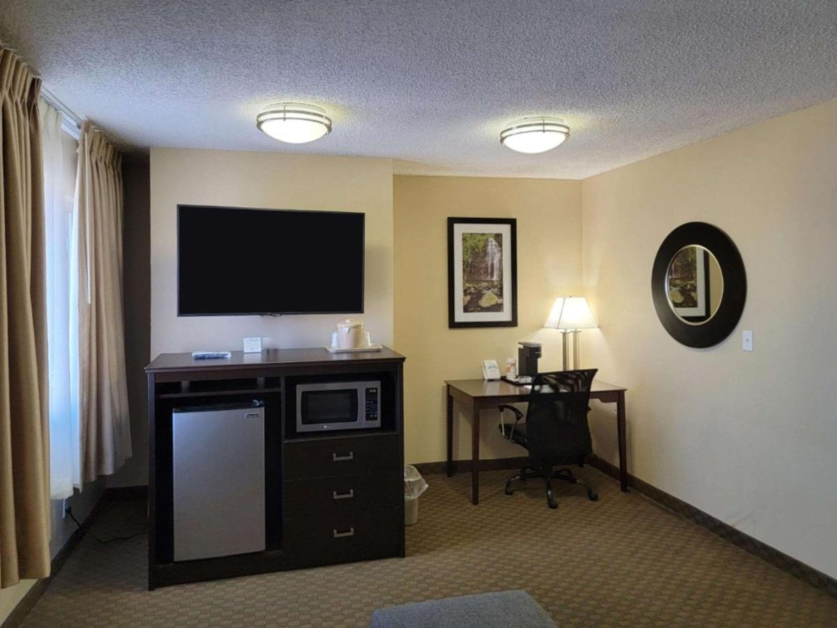 King Room - Non-Smoking at Quality Inn Ontario