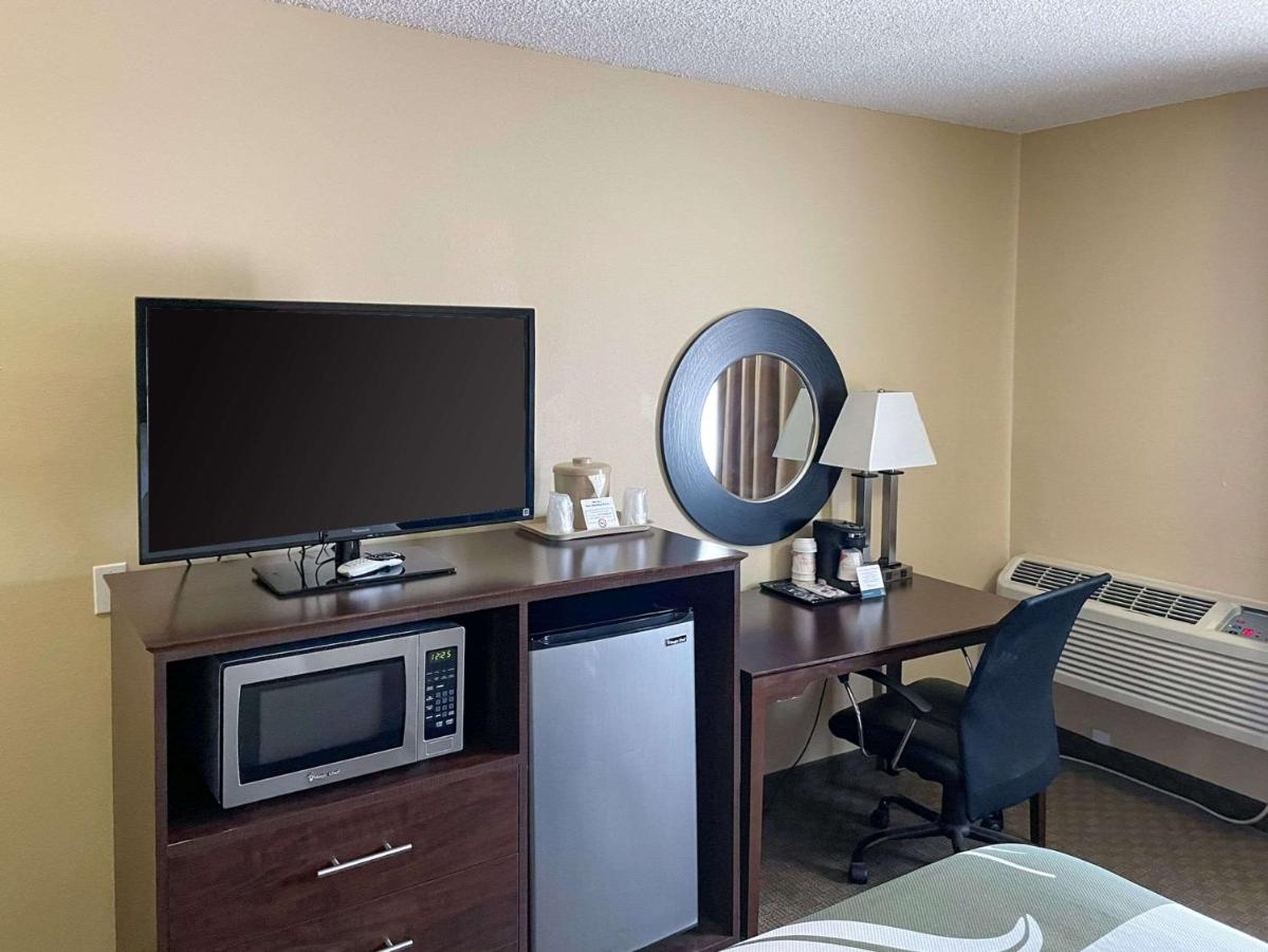 Queen Room - Non-Smoking at Quality Inn Ontario
